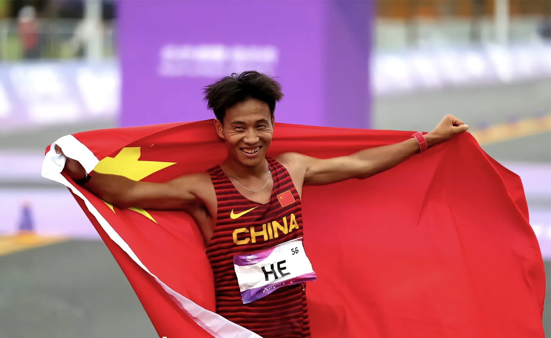 非洲田径选手在米栏项目中力压群雄夺冠