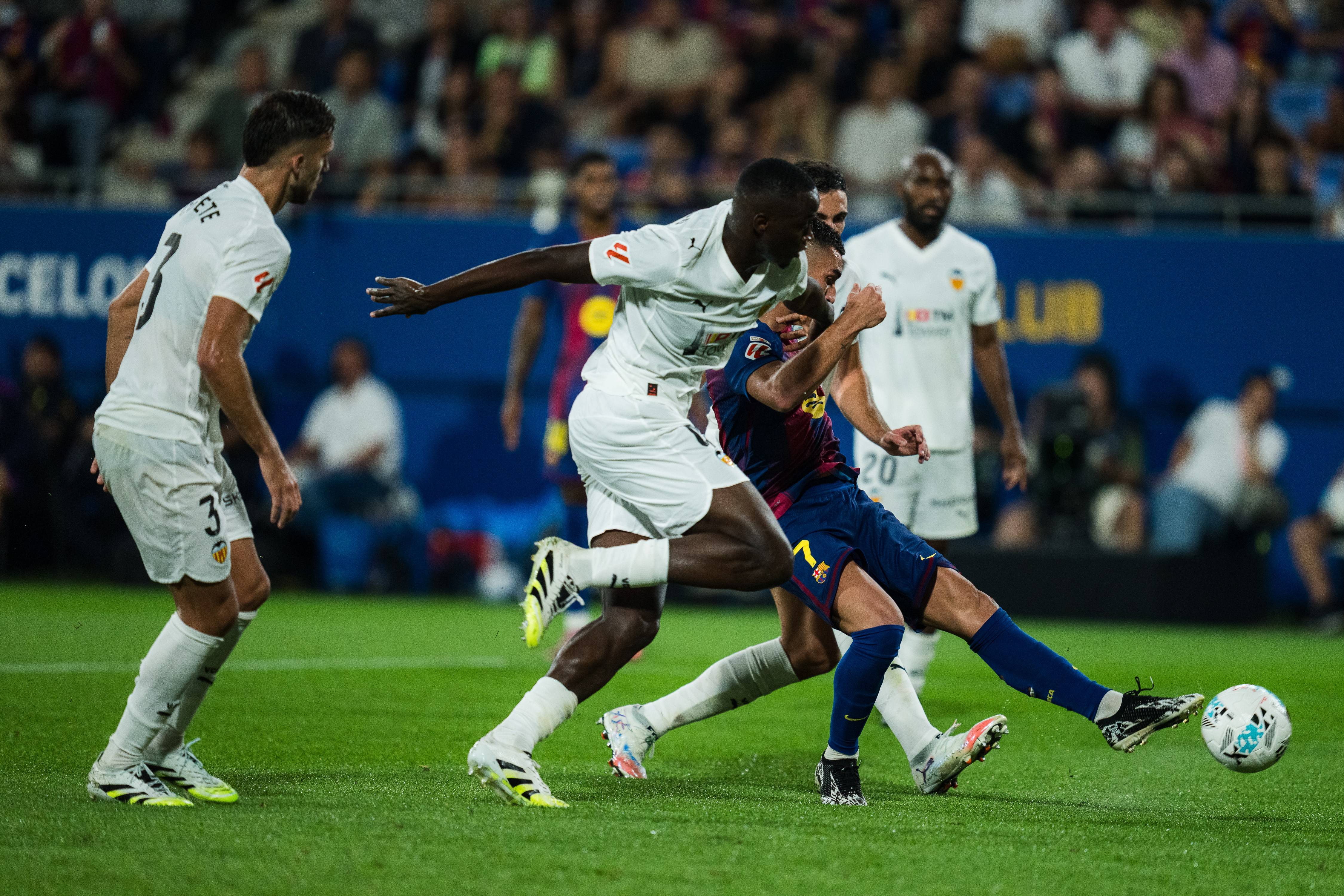 西班牙足球甲级联赛：巴塞罗那队挫败对手，继续领跑